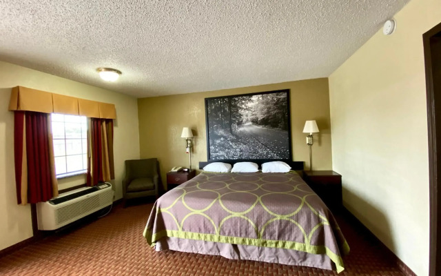 Super 8 by Wyndham Shawnee
