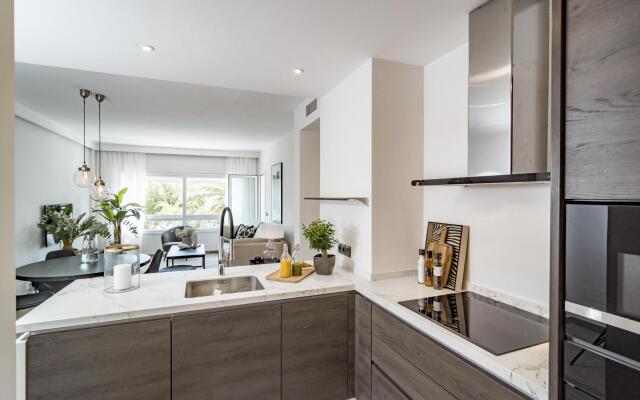 PR - Stunning flat front line beach Puerto Banus