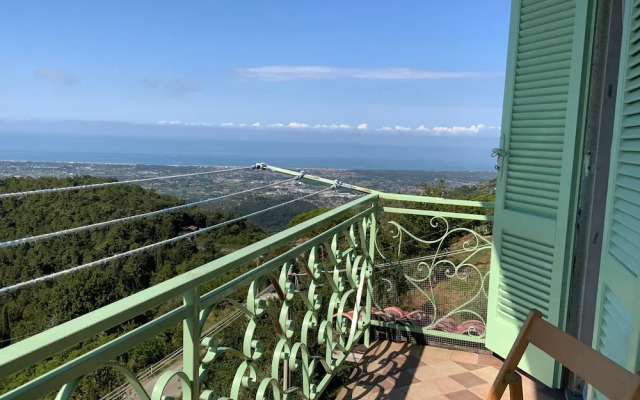 Apartment - Sleeps 2, Balcony & Parking