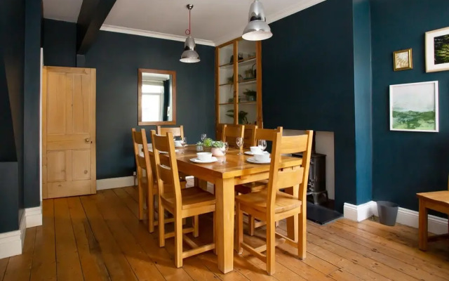 Sleek & Stylish Bristol Getaway With Garden