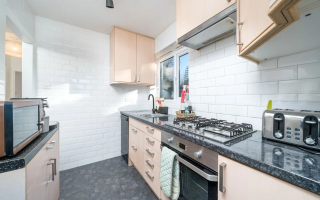 Madika Homes Stunning 2-bed Apartment in Edgware