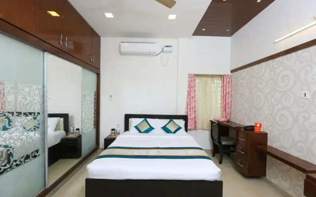 OYO 10701 Moukthi Apartment
