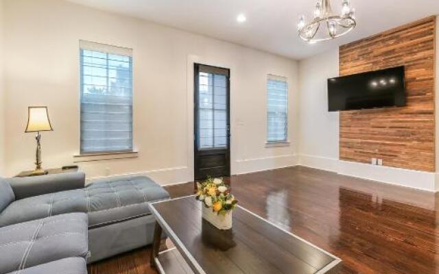 Luxury Loft-Style 3BR Townhouse by Hosteeva