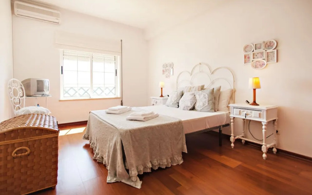 Maresia in Faro With 2 Bedrooms and 1 Bathrooms