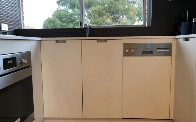Sun-drenched 1 Bed Studio Apartment In Newtown