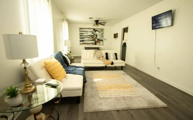House - Sleeps 8 - Parking - Malls Close