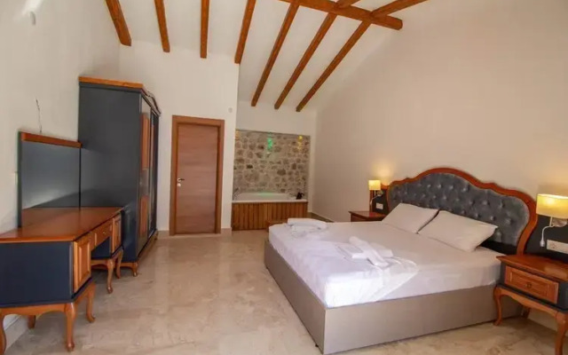 Tarzan Family Hotel