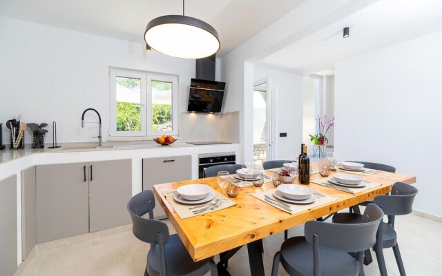 Amazing Home in Blato with Hot Tub, WiFi & 5 Bedrooms