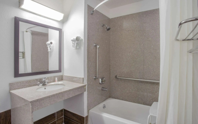 Super 8 by Wyndham Champaign