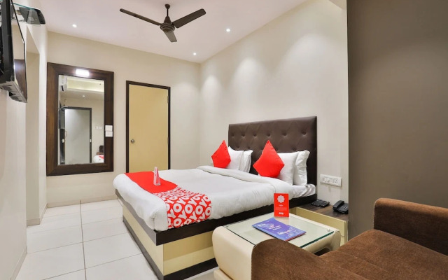 OYO 16122 Hotel Navya Palace