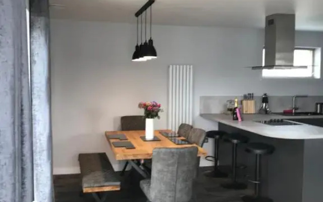 Apt 2, Frasers Close