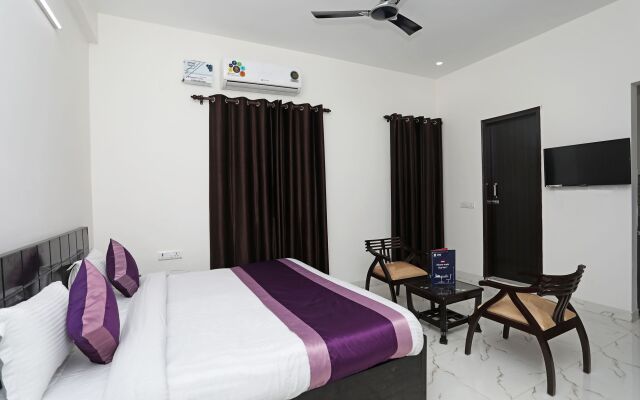 OYO Rooms Huda City Center Market District