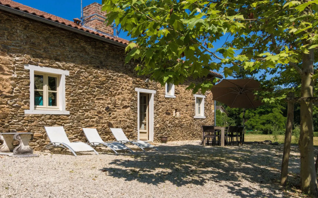 Modern Cottage in Chaleix with Swimming Pool