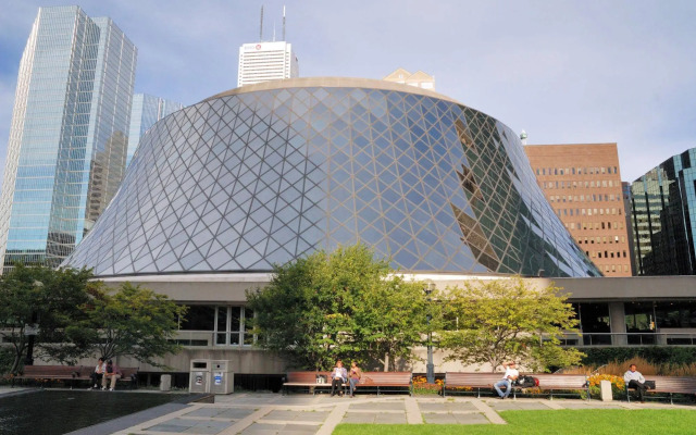 Velvet Stays – CN Tower and Convention Center