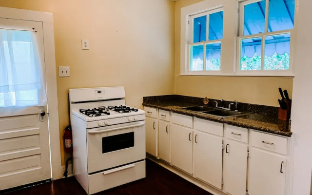 Blue Moon Guest House and Saloon