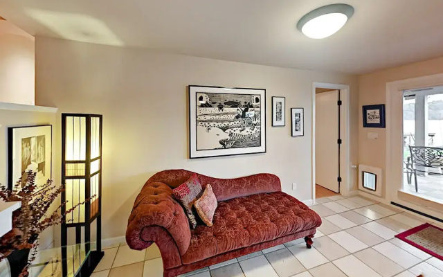 Beautiful 2BR Seattle Lake Apartment by RedAwning