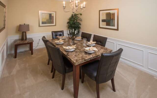 New Vista Cay Lyrica Near Pool Minutes to All Parks and Convention Center