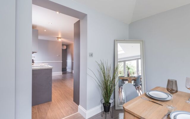 Stylish Family Home by Twickenham Stadium