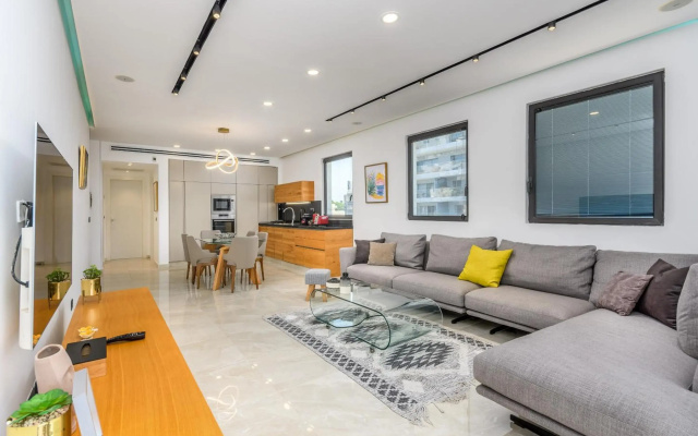Luxury 2bdrm balcony & parking close to the Beach