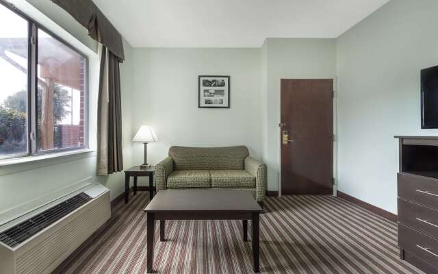 Days Inn & Suites by Wyndham Dallas