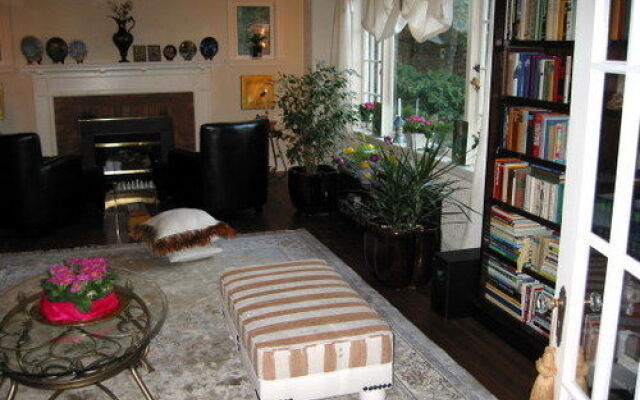Charm of Qualicum Bed and Breakfast