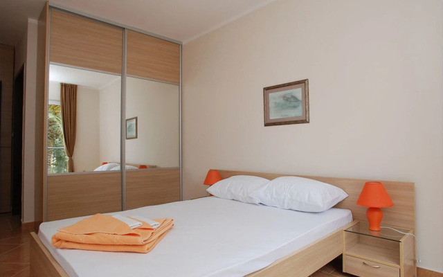 Franeta Two-bedroom Apartment, 1st Floor, Street View, No.5