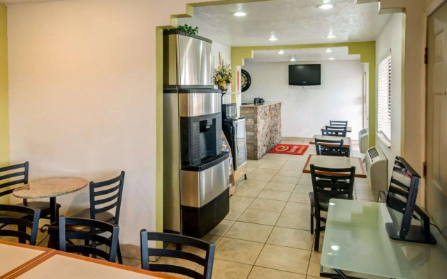 Econo Lodge East
