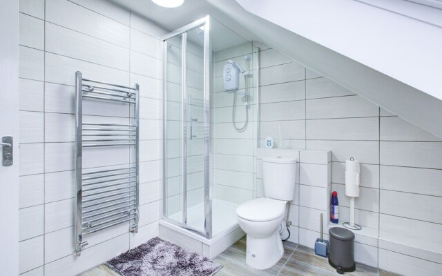 6 - 7 Beds-sleeps 12-elizabeth Line-free Parking