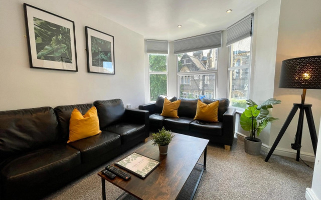 6 Person, 4 Bedroom Light, Warm & Modern Apartment