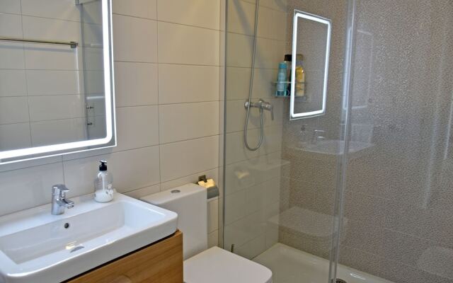 Apt with Sea View & Pool 5