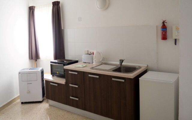 Mavina Hotel & Apartments