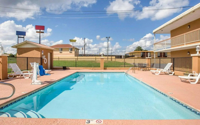 Econo Lodge Inn & Suites Macon West