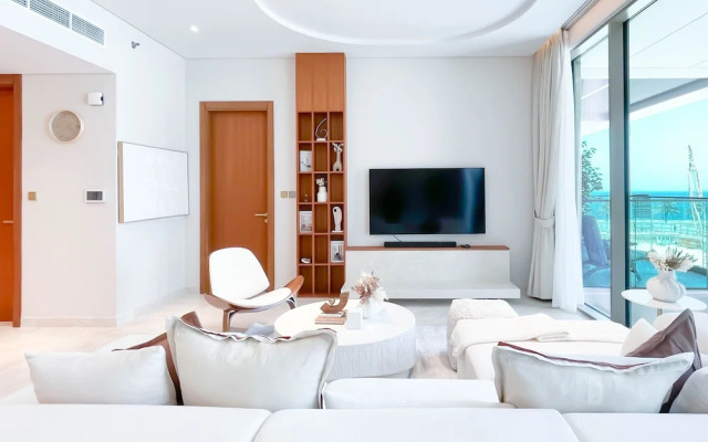 Luxury Beachfront 1BR on Palm Jumeirah & Balcony