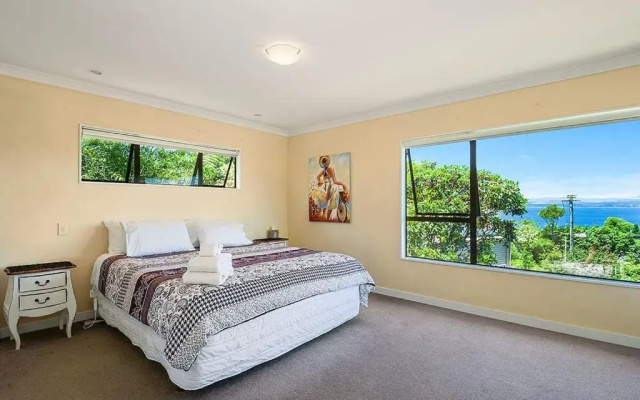 Acacia Bay Getaway - Lake Taupo Holiday Home