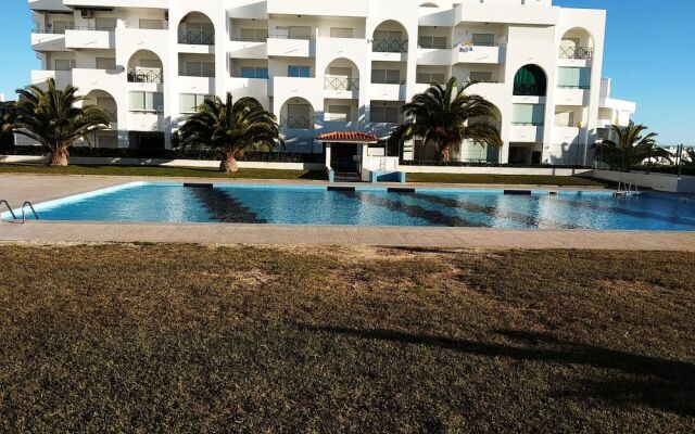 Apartamento Praia de Porches,izibookings