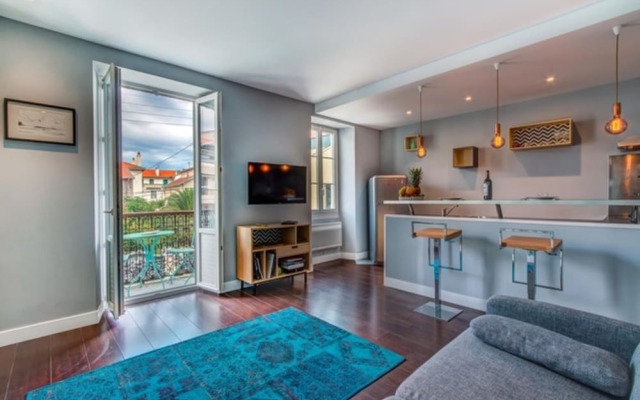 Cozy Apt Near Côte des Basques w/ Parking!