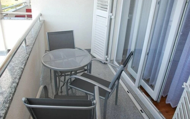 Markle - Swimming Pool and Sunbeds - A4