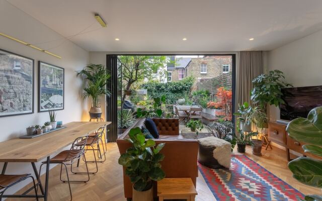 Modern 2 Bedroom Garden Apartment in West Hampstead