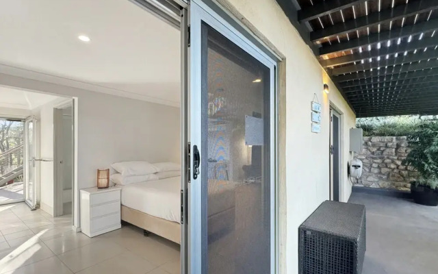 Spacious Beach Studio With Alfresco Dining