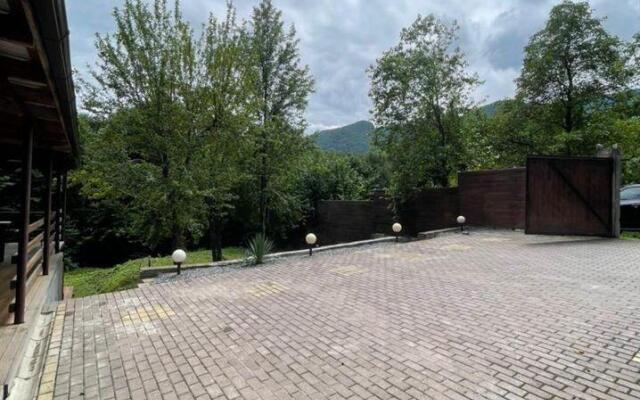 Zagorodny dom u podnozhiya gory