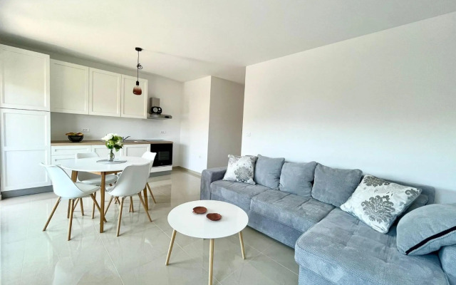 J&N Hill's Residence with swimming pool