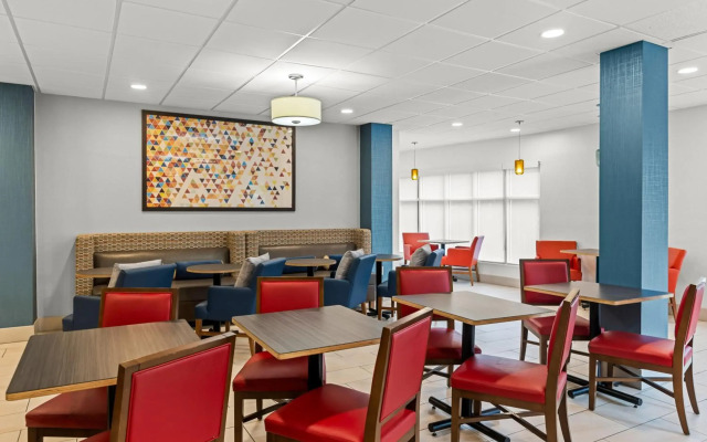 Holiday Inn Express and Suites Savannah - Midtown by IHG