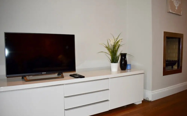 Modern 2 Bedroom Home Close to City Centre