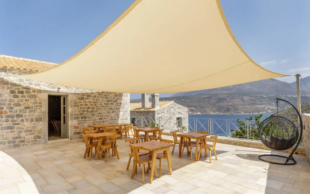 Trapela Limeni Luxury Suites