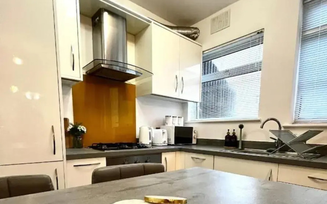 Apartment-sleeps4-parking-balcony