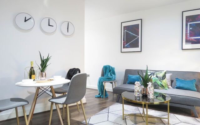 Tudors eSUites Birmingham Apartments Terrace and Private Parking