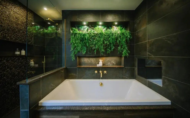 Absoluxe Suites