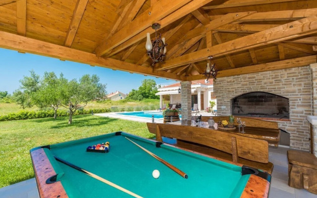 Brandneue Villa mit Pool