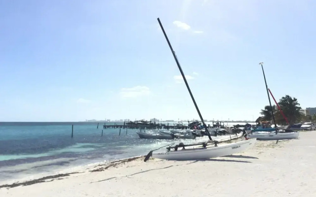 ARENA Stunning 2 BDR Beachfront- Designer Vibes