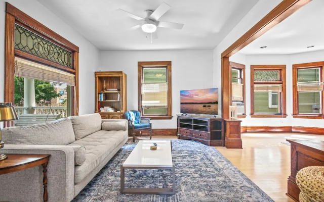 Uptown Minneapolis Home: Walk To Lakes!